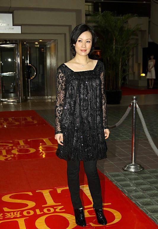 设计|衣服果然要选贵气的,陈乔恩和邬君梅坐在一起,选的礼服很霸气