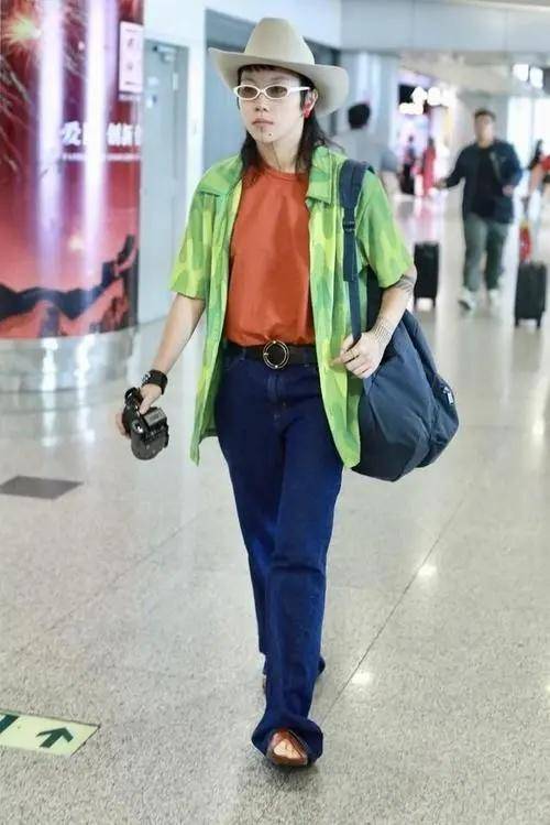 黑色|窦靖童的中性穿搭很抢镜，黑色西服套装内搭红色针织衫，又飒又美