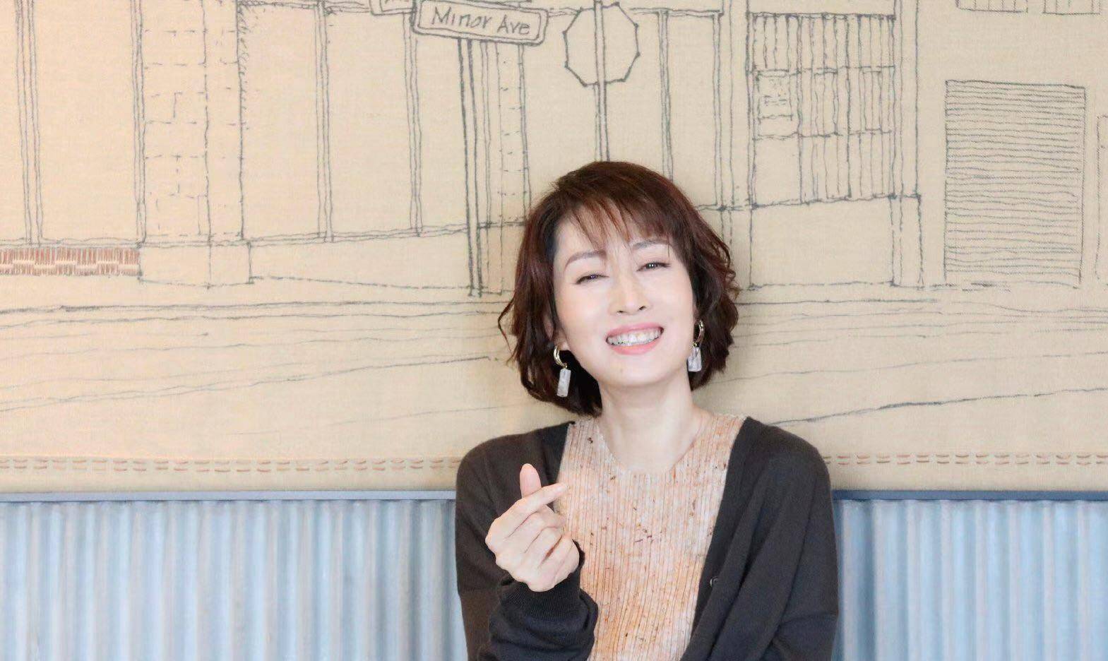 卷发|刘敏涛终于换新发型，烫了一款微卷披肩短发，43岁美得更出众！