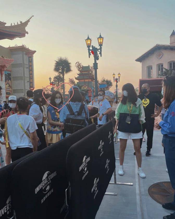 短裙|佟丽娅逛游乐园，穿无袖背心配短裙快瘦成麻杆，腿还没助理胳膊粗