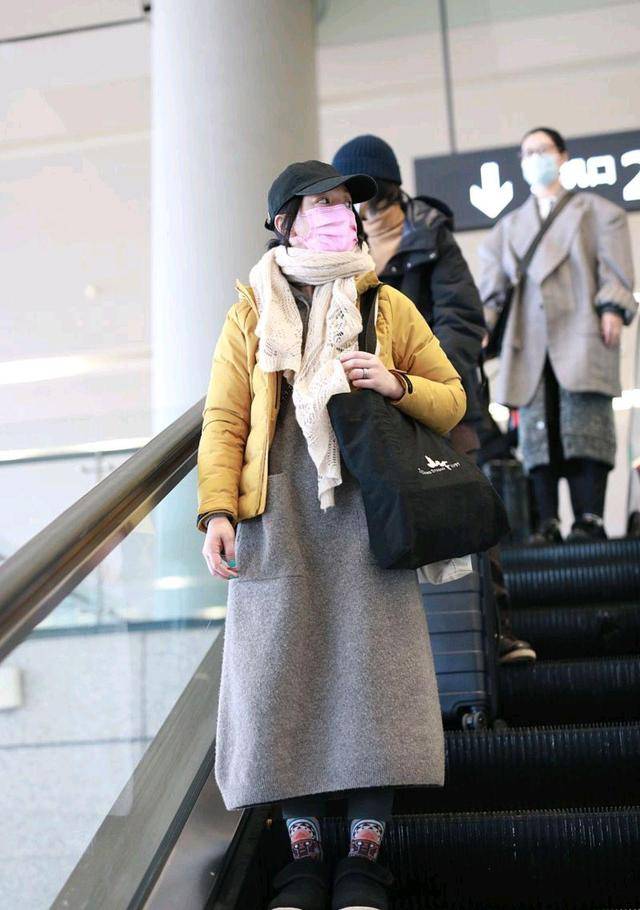 保暖性|周迅气质好就任性，羽绒服配连衣裙低调保暖，随便穿穿也不显邋遢
