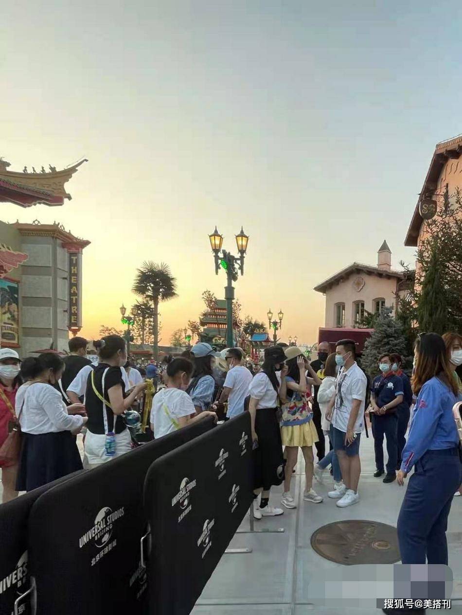 佟丽娅|佟丽娅离婚后怎么更少女了?针织马甲搭鹅黄短裙,真的有38岁吗