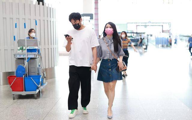 颜色|伊能静穿搭真是优雅派典范，一旁秦昊都只敢看手机，美得让人着迷