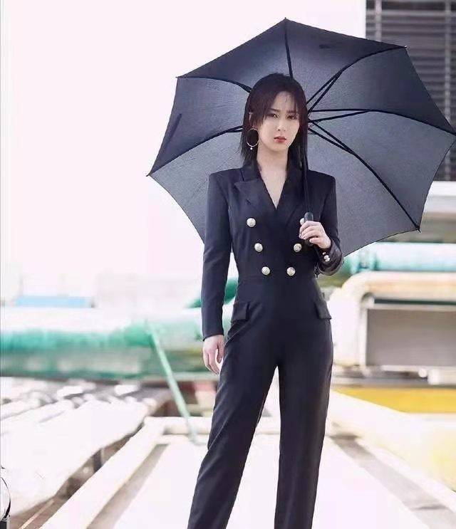 卫衣绑|杨紫穿个卫衣绑个领巾还像“小女孩”，干净清纯，一点看不出29岁了