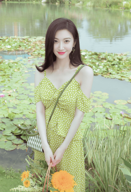 整体|吊带裙与初秋很般配，瞧景甜、谭松韵如此搭配，时尚优雅有气质