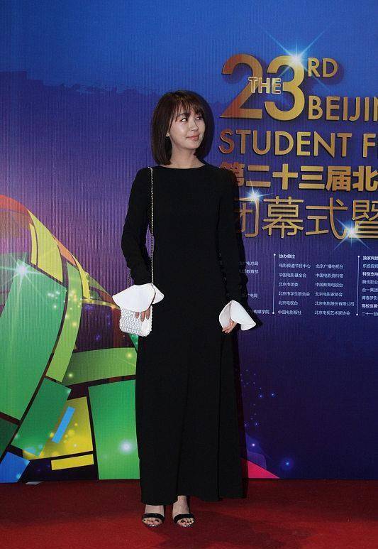 设计|李菲儿的腰也太细了吧，就连普通的连体裤，都被她穿成了“礼服”