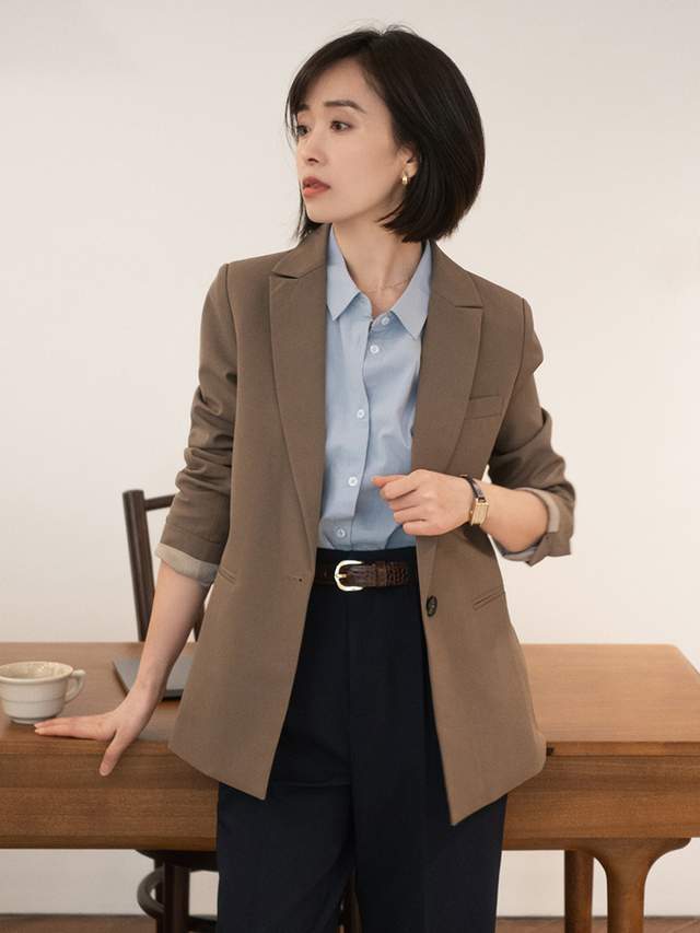 感觉|“西装外套+牛仔裤”这样穿，内搭衬衫简约又洋气，很适合小个子