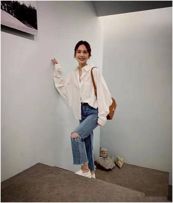杨丞琳|杨丞琳快40岁了，穿衬衫配牛仔裤却很有年轻感，出道20年几乎没变