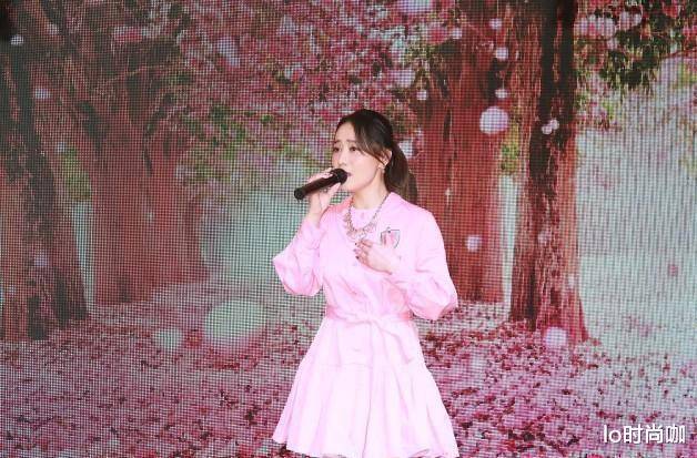 时装|“琼瑶女星”陈德容气质真好,一身白裙清爽优雅,身材发福也有范