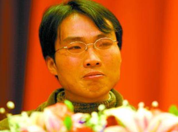 15年前,他背着妹妹上学感动中国,成名后却说:道德模范真难当_洪战辉