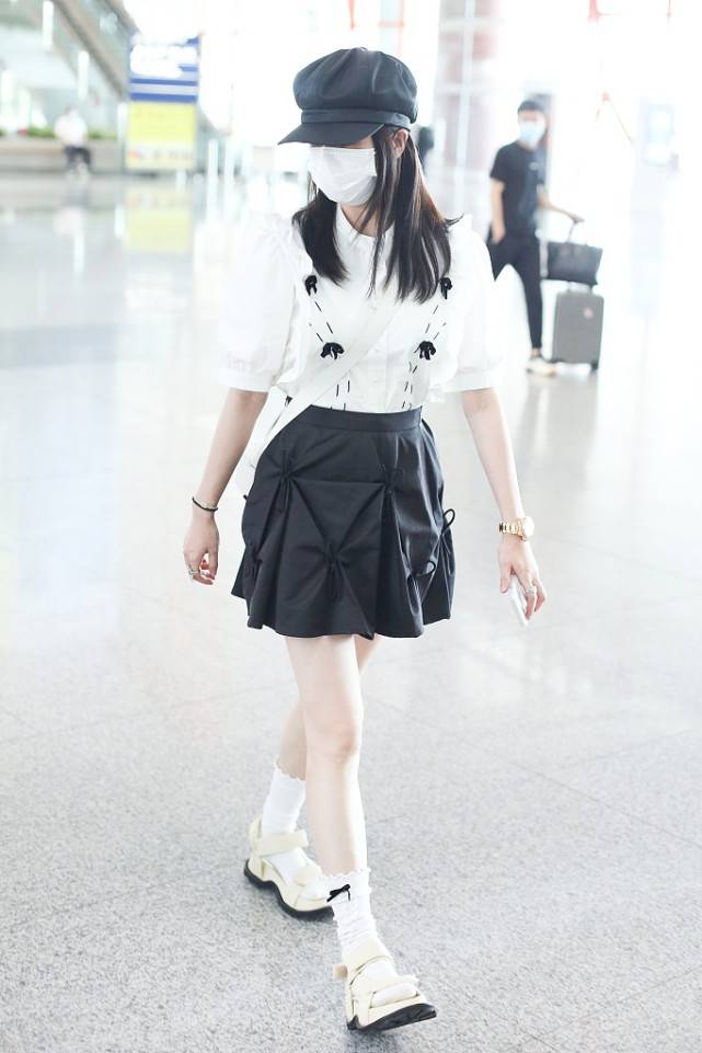 私下里|白鹿又发福利了！私下里穿“奶油裙”拍照，甜美可爱让人好心动