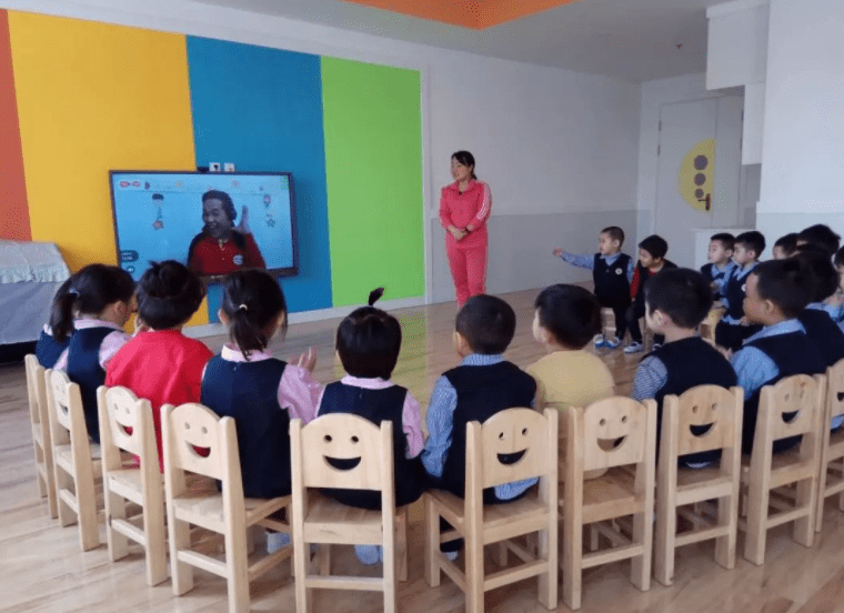 采购|幼儿园采购2000元垃圾桶遭质疑，官方的回应，让我心疼农村的孩子