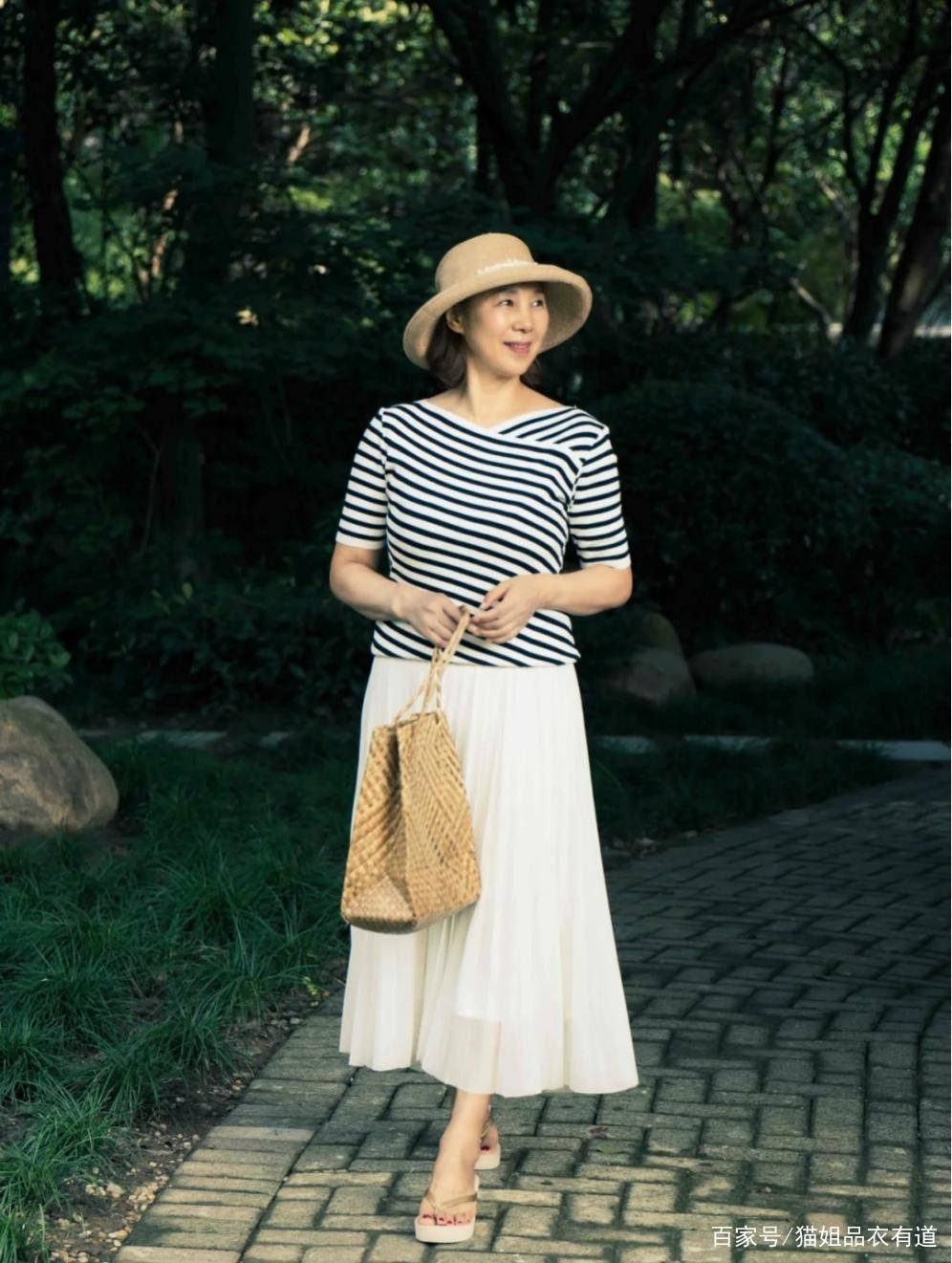 黑色|优雅与年龄无关,这位65岁的博主用“4件裙装”玩转时髦,太会穿