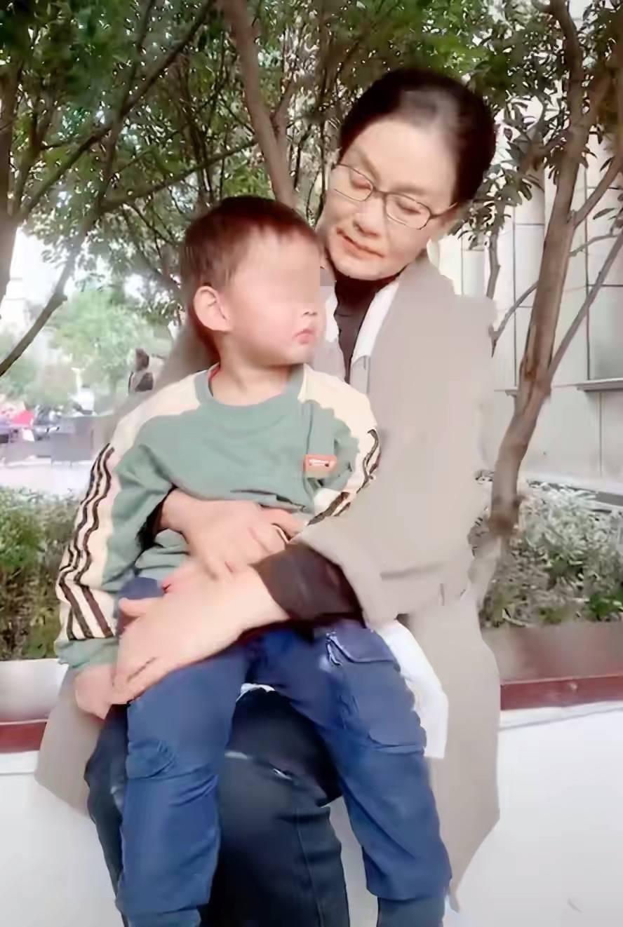 状态|潘虹老了秃顶有了白发，但衣品一直很高级，整个人散发优雅气质！
