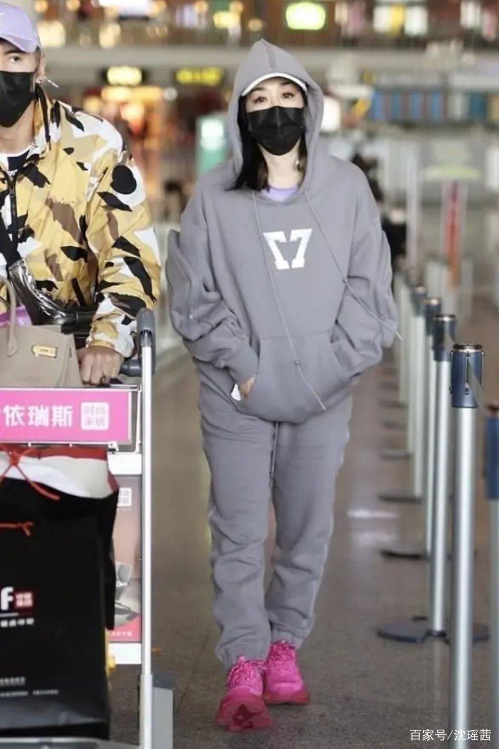 设计|50岁钟丽缇还挺大胆的，把宽松T恤秀出长腿，一点也不像真实年纪