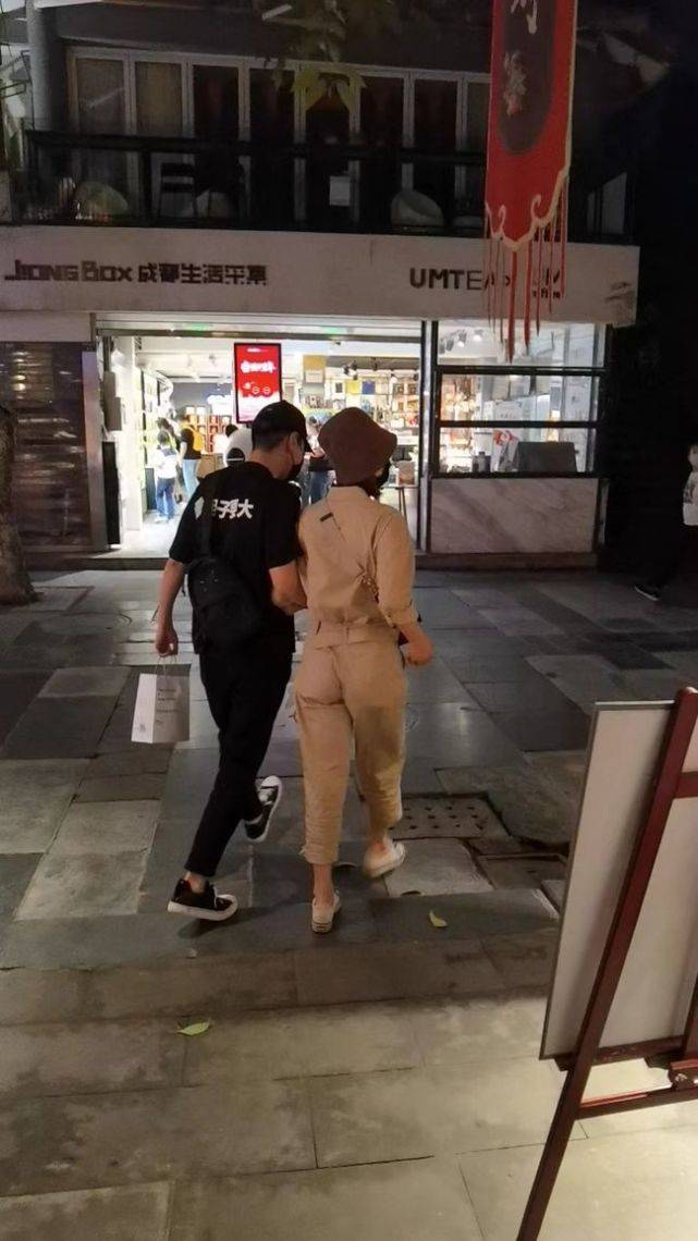 老公|高圆圆夫妇高调秀恩爱!她穿工装帅气爆表,依偎老公身边变小女人