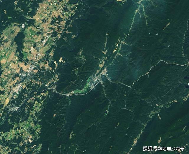 山地|从一张卫星遥感照片，来看地形对交通线路和聚落分布的影响