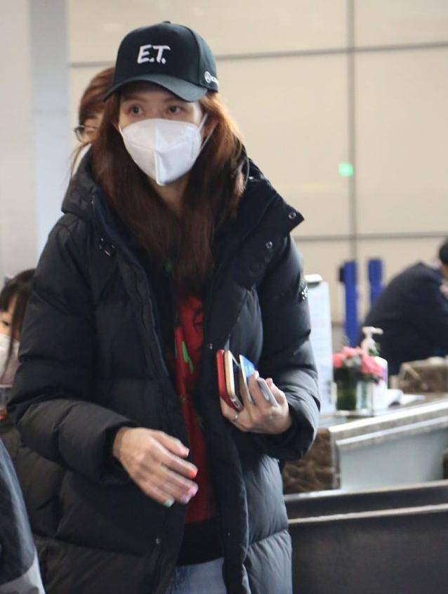 黑色|蔡少芬带女儿走机场，穿黑色长款羽绒服保暖舒适，随性简约好低调