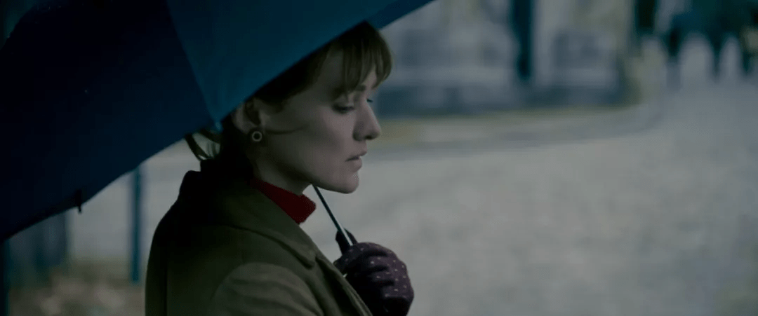 宁的,则是墓碑旁那位端庄,高雅的美丽女性——伊丽莎白(玛尔塔·涅托)