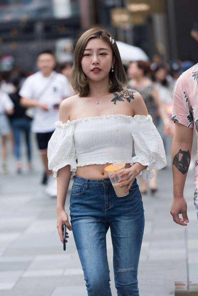 显得|身穿修身打底裤的美女，日常服饰风格显得个性和造型，精致典雅！
