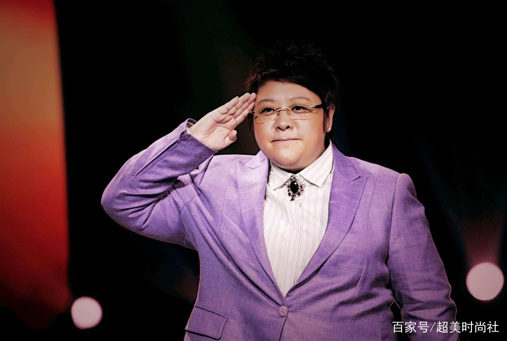 效果|韩红发文庆首专发行23年，机场穿搭被赞太潮流，大码也有时尚感