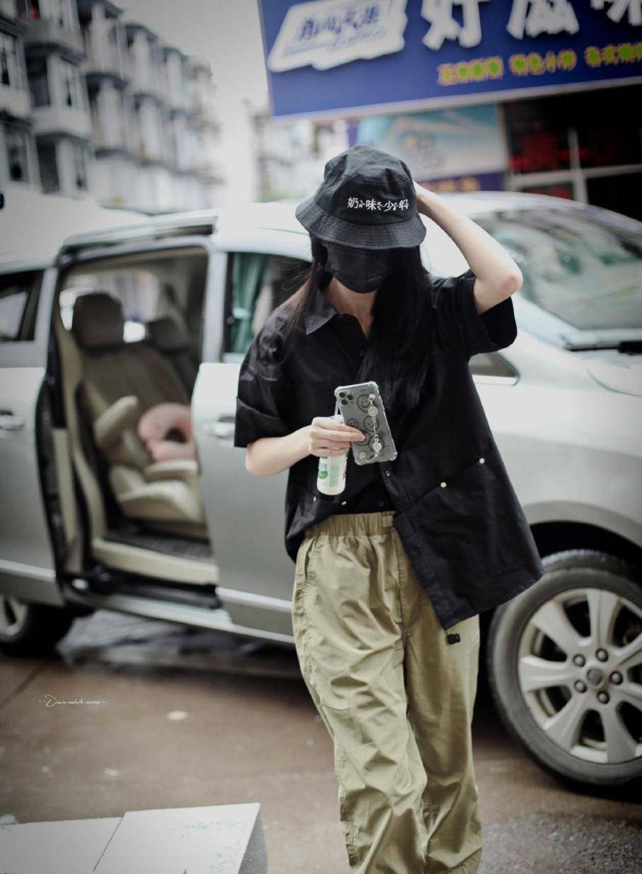 黑色|傅菁太低估自己的身材了,这么“大领口”的衣服都敢穿,美的高级