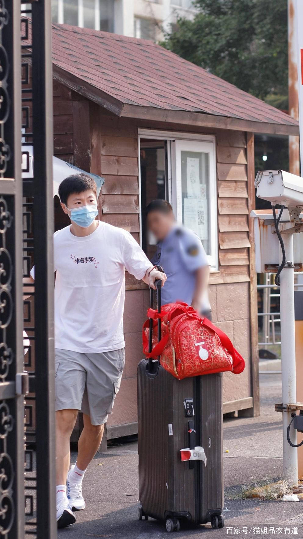身材|冠军荣耀归来，马龙结束隔离回家，穿白T留寸头32岁仍然阳光帅气