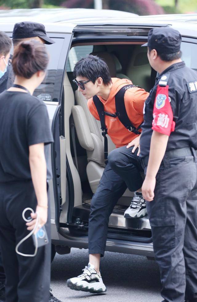 显得|杨洋这是什么操作？保安服也能穿成时尚，粉丝：时尚关键看脸