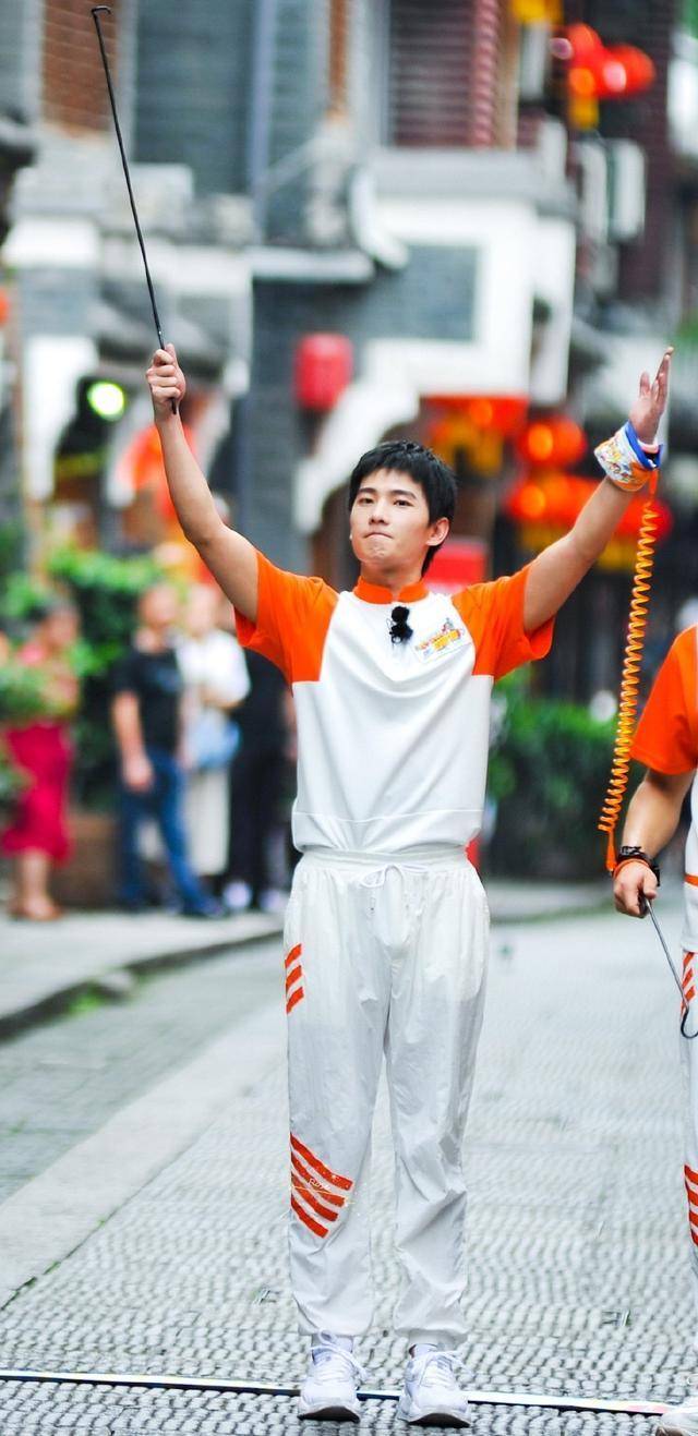 显得|杨洋这是什么操作？保安服也能穿成时尚，粉丝：时尚关键看脸