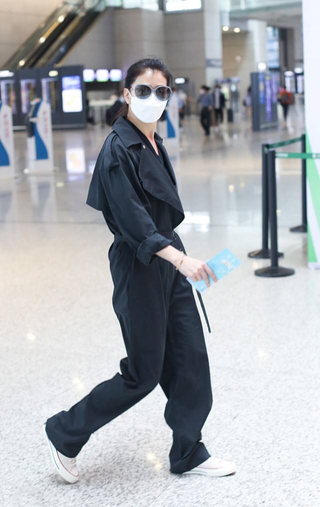 眼光|张智霖眼光真好，50岁袁咏仪西装+高跟鞋，造型依旧很有女神范