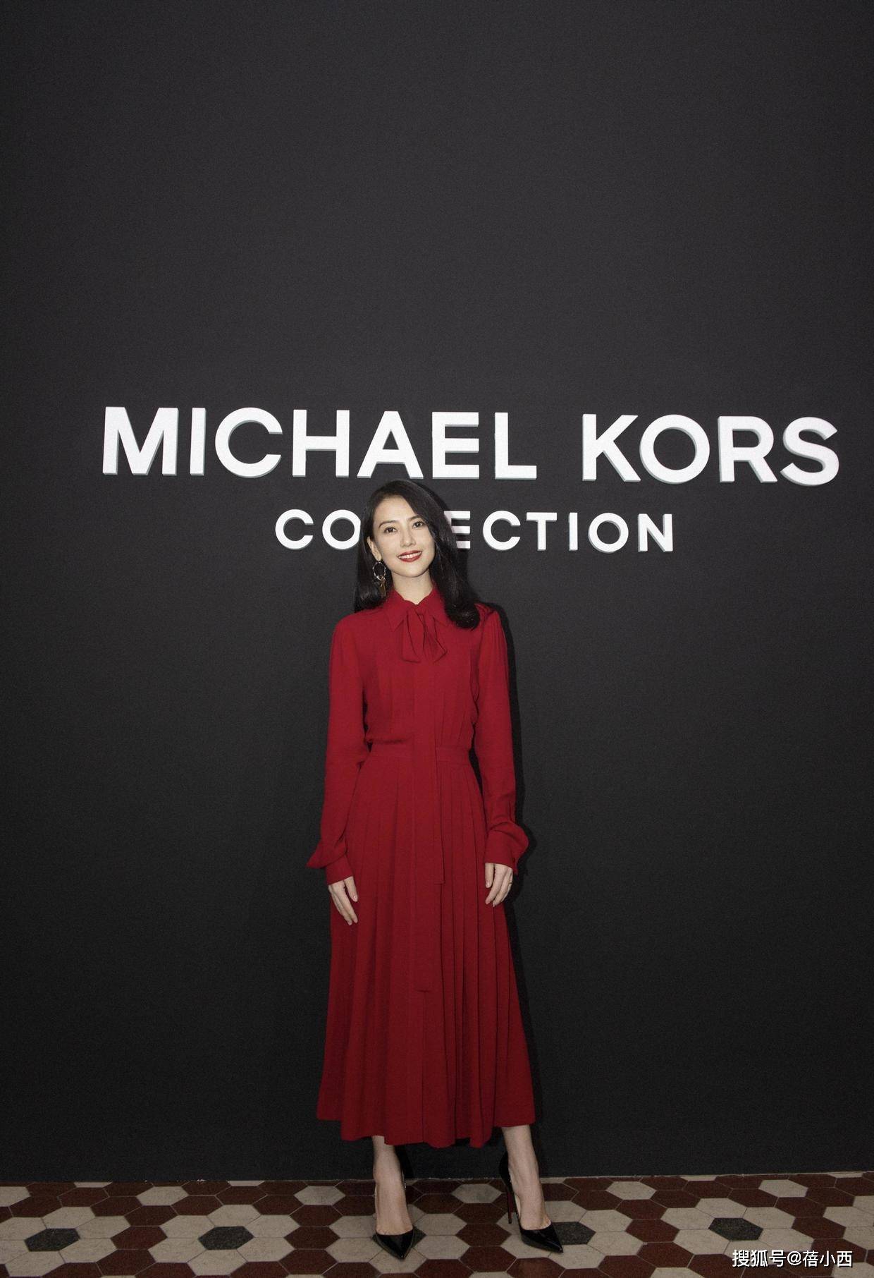 魅力|高圆圆终于换风格，穿荧光绿背心裙再套半身裙，连气质都变洋气了