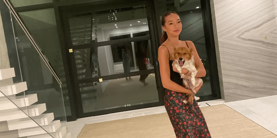 曲线|邓文迪罕见晒女儿近照，光脚穿半身裙，才20岁曲线感就到妈妈巅峰