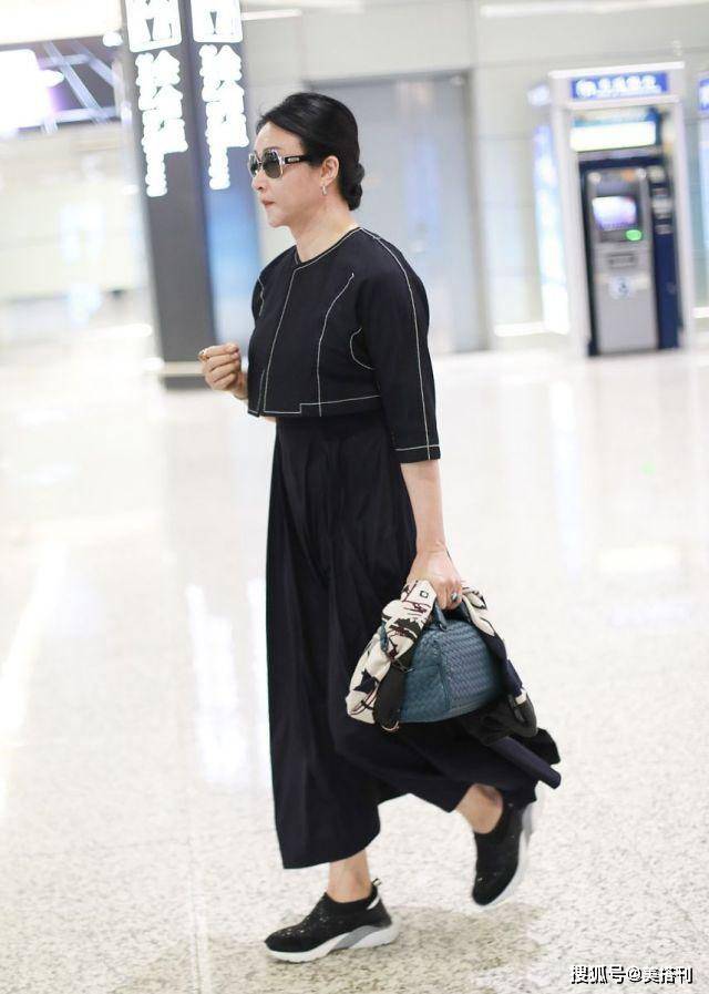 脸部|54岁金星老了！最新照脸部浮肿颈纹明显，小黑裙配镶钻珠宝好贵气