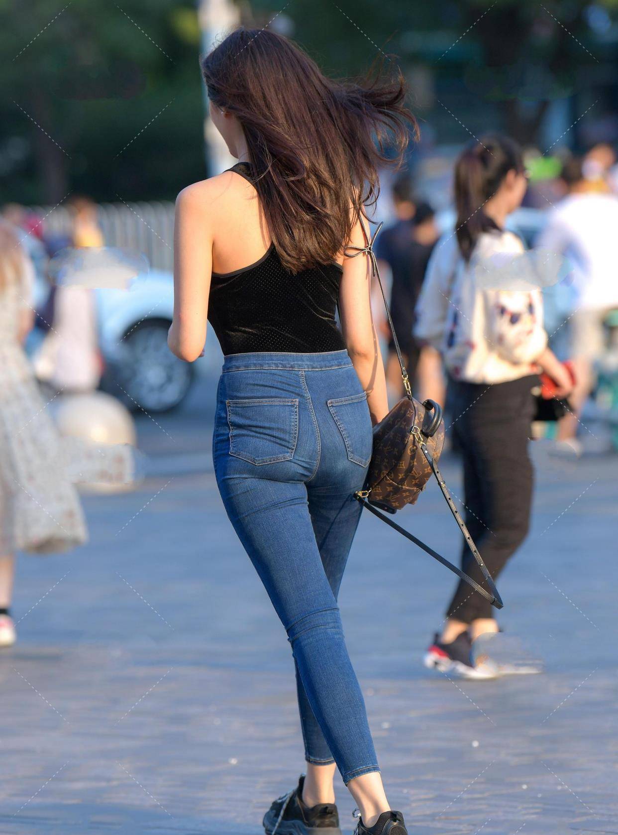 高跟鞋|最能体现女性优雅的气质，展现高贵优雅的气质，遮盖不住身材