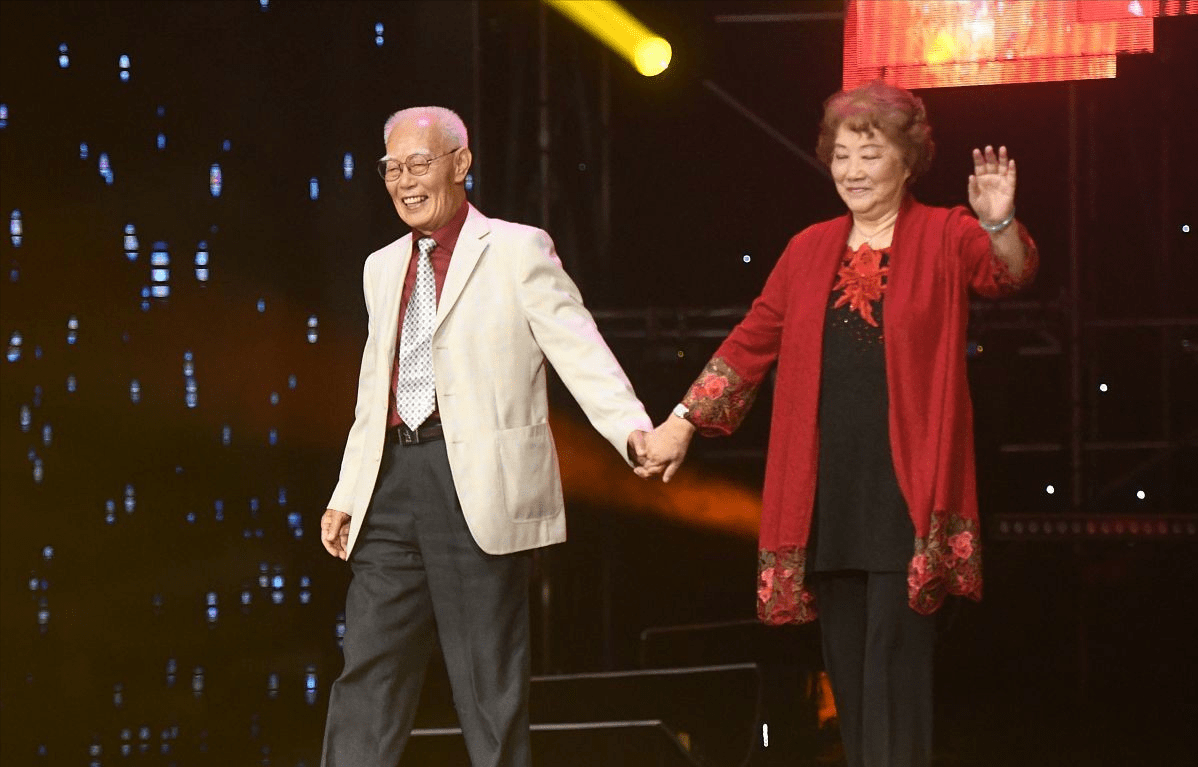 中老年|38年的祝希娟老得挺有味道，红色开衫拼接镂空袖，艺术家风范十足