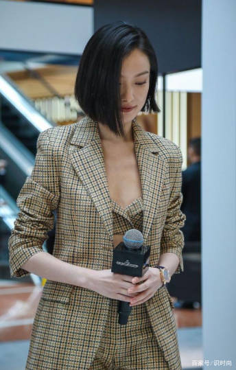 设计|倪妮真大胆，直接穿内衣配西装现身活动，拨发动作太性感撩人了