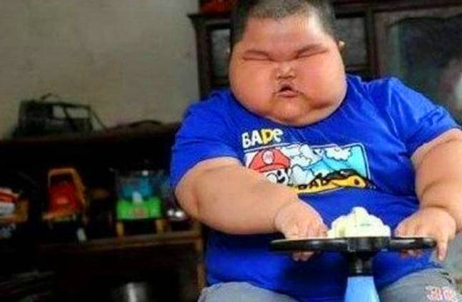 体重|小女孩路边吃串串，小肚子让人“出戏”，网友：和我爸肚子一样