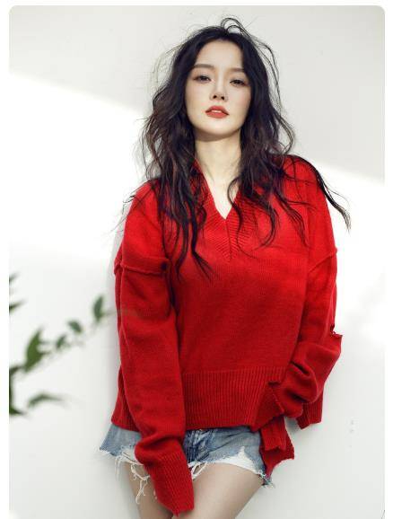黑色|李小璐穿衣真高调，黑外套叠穿蕾丝外套现身机场，双腿太美了