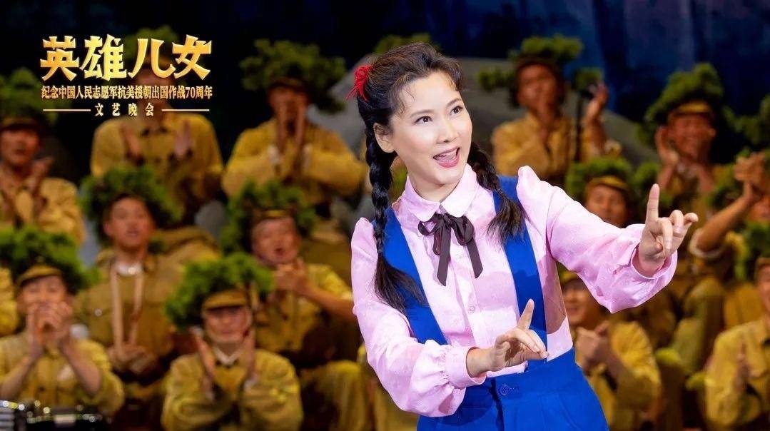 颜色|老戏骨何赛飞罕见晒照！57岁穿富贵装烫大波浪，红指甲太少女心