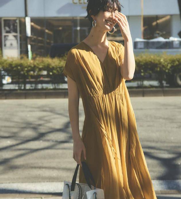 夏天|会穿衣的40岁女人，都靠气质“取胜”，学会简简单单的穿搭就很美