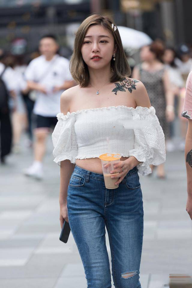 显得|身穿修身打底裤的美女，日常服饰风格显得个性和造型，精致典雅！