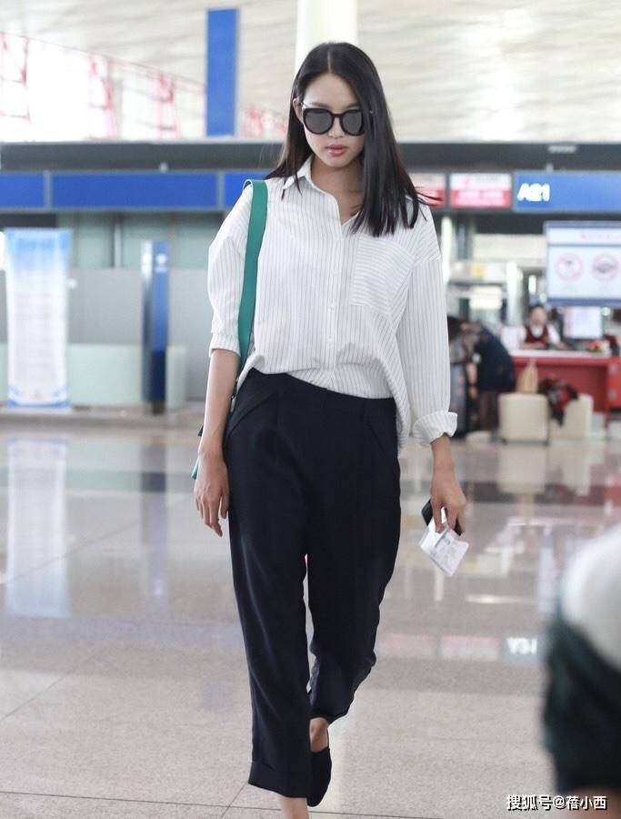 条纹|佘诗曼46岁又如何?穿条纹衬衫配短裤走机场,气质在根本不用扮嫩
