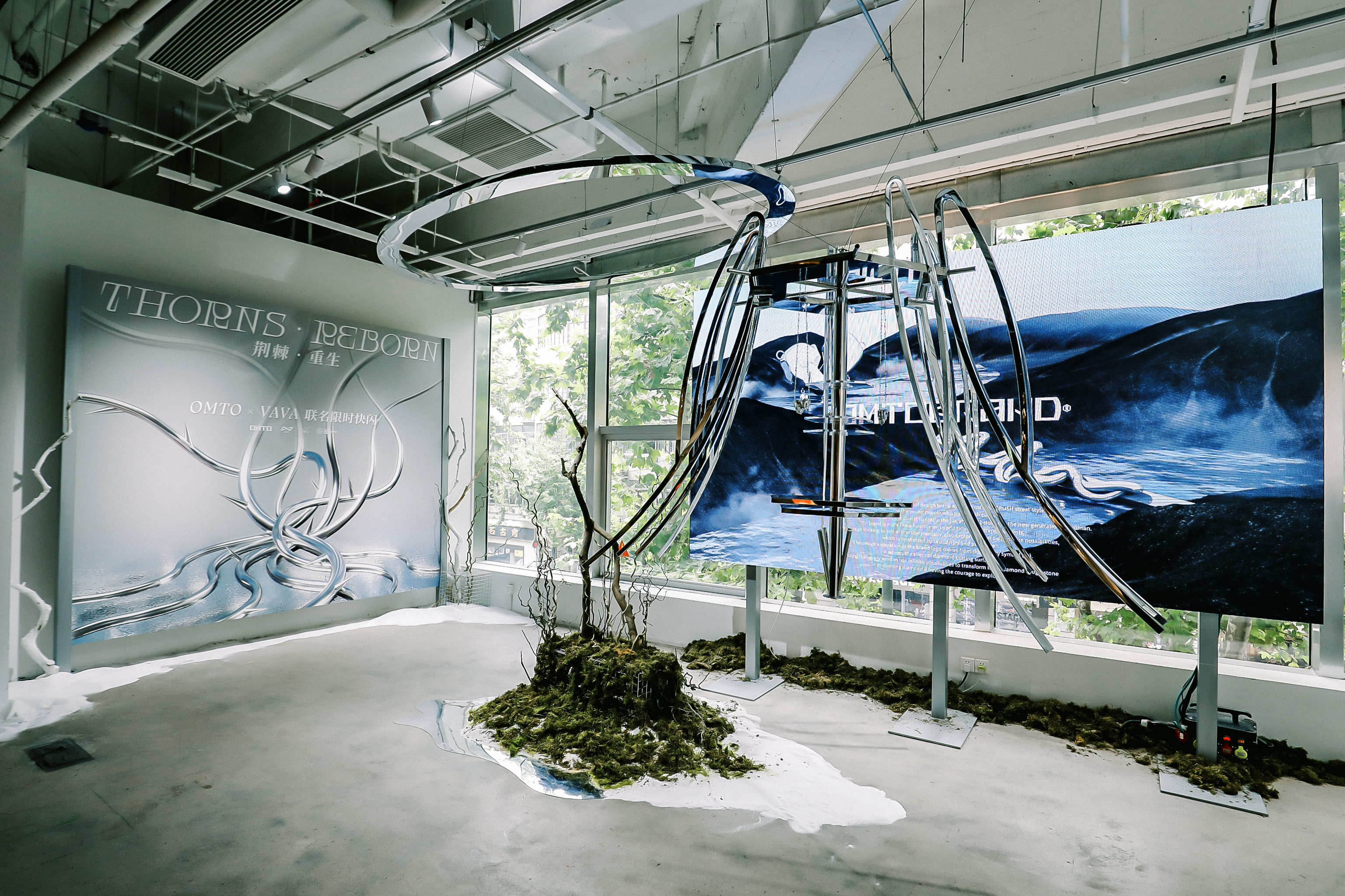 荆棘|设计品牌OMTO 跨界联乘说唱女歌手VaVa毛衍七