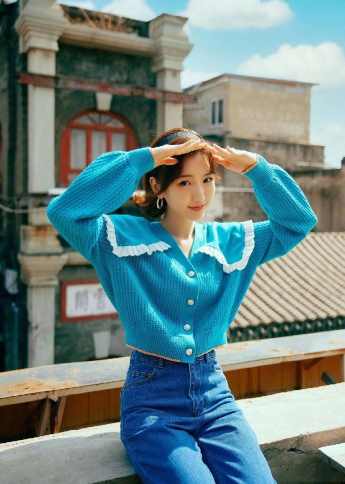 身材|50岁钟丽缇身材不打折扣，穿针织衫配短裤跳舞，细腿不输俩闺女