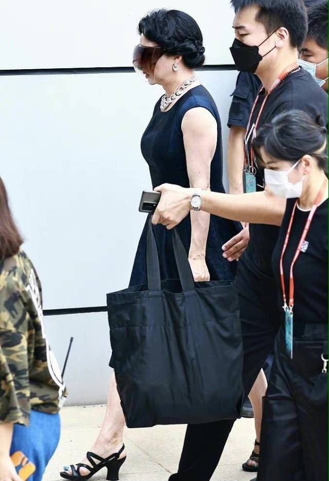 链条|金星罕见出街凹夸张造型!穿紧身裙戴链条项链,毫无女人味更显壮