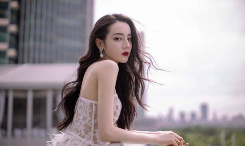 迪丽热巴|迪丽热巴甜酷学姐范造型，白衬衣西装短裤学院风满满，清爽活力max