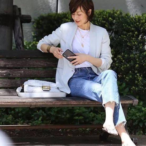 显得|52岁福冈佳子太会穿了，适合中年女性学习，轻松穿出时髦感