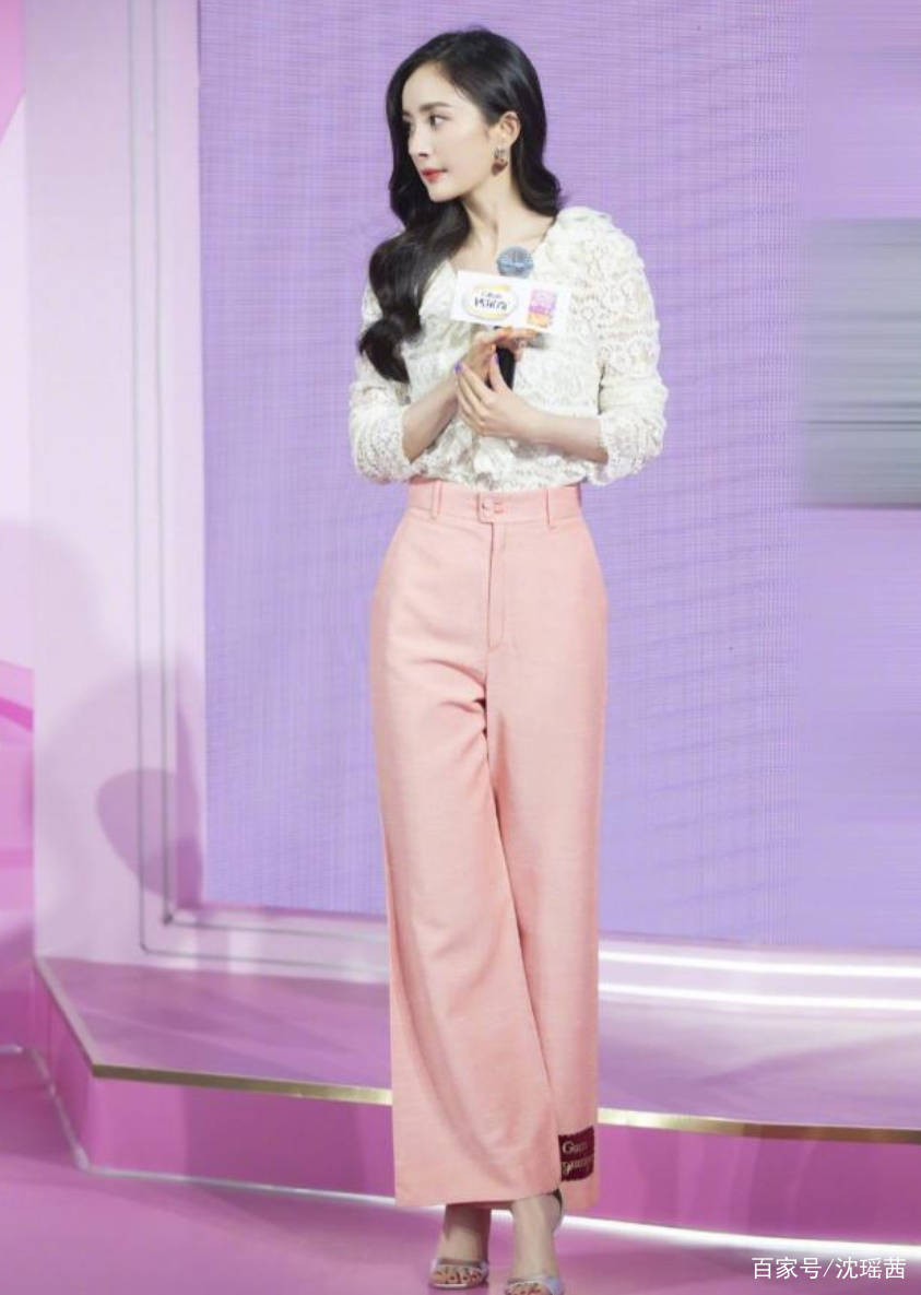 身材|霍思燕携老公走机场，穿小香风外套很精致，站在杜江身后小鸟依人