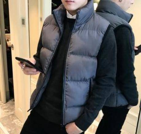 整体|老戏骨牛犇只身现身机场,花俏无袖夹克,精神气十足