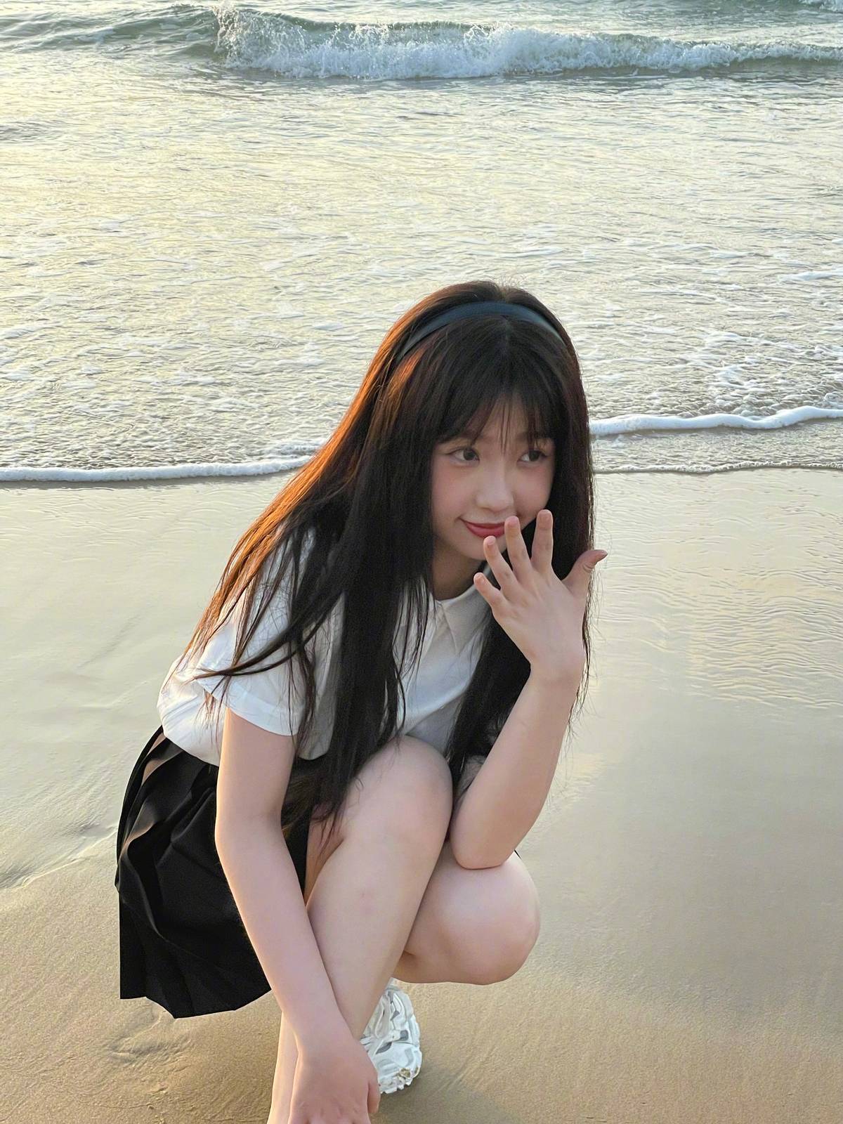 校服|虞书欣与小姐妹的“日出大片”曝光，穿校服十分减龄，梦回18岁